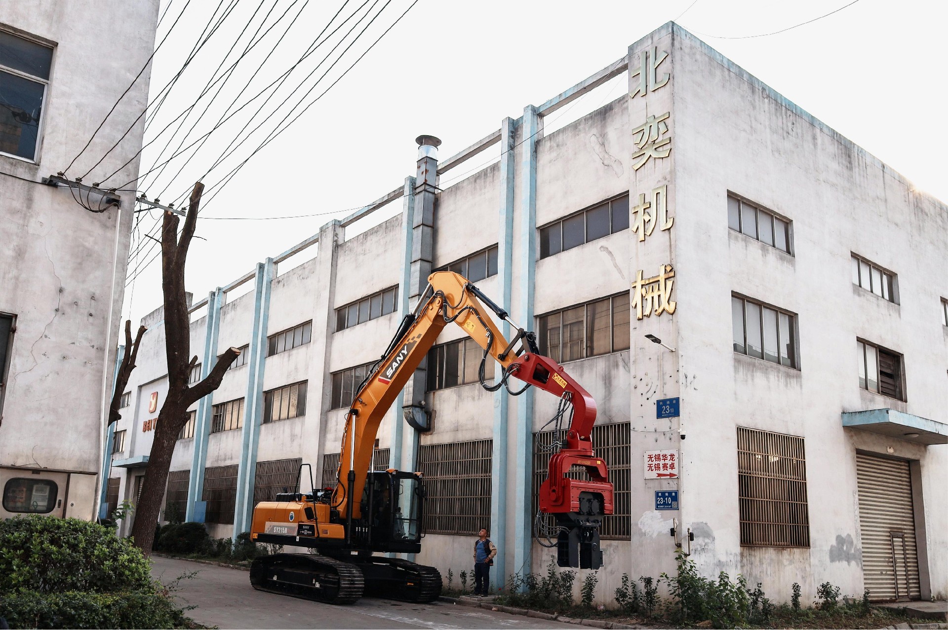 實力圈粉！挖掘機改裝打樁機順利交付 助力太陽能光伏建設(shè)